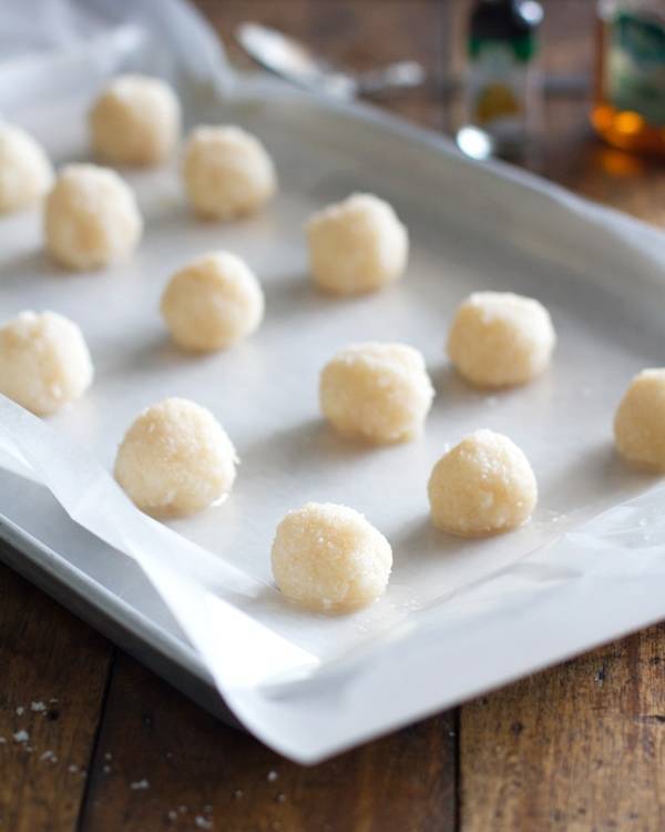 Dark Chocolate Coconut Bites: cute little truffles that only require four ingredients. 130 calories of natural sweetness! | pinchofyum.com