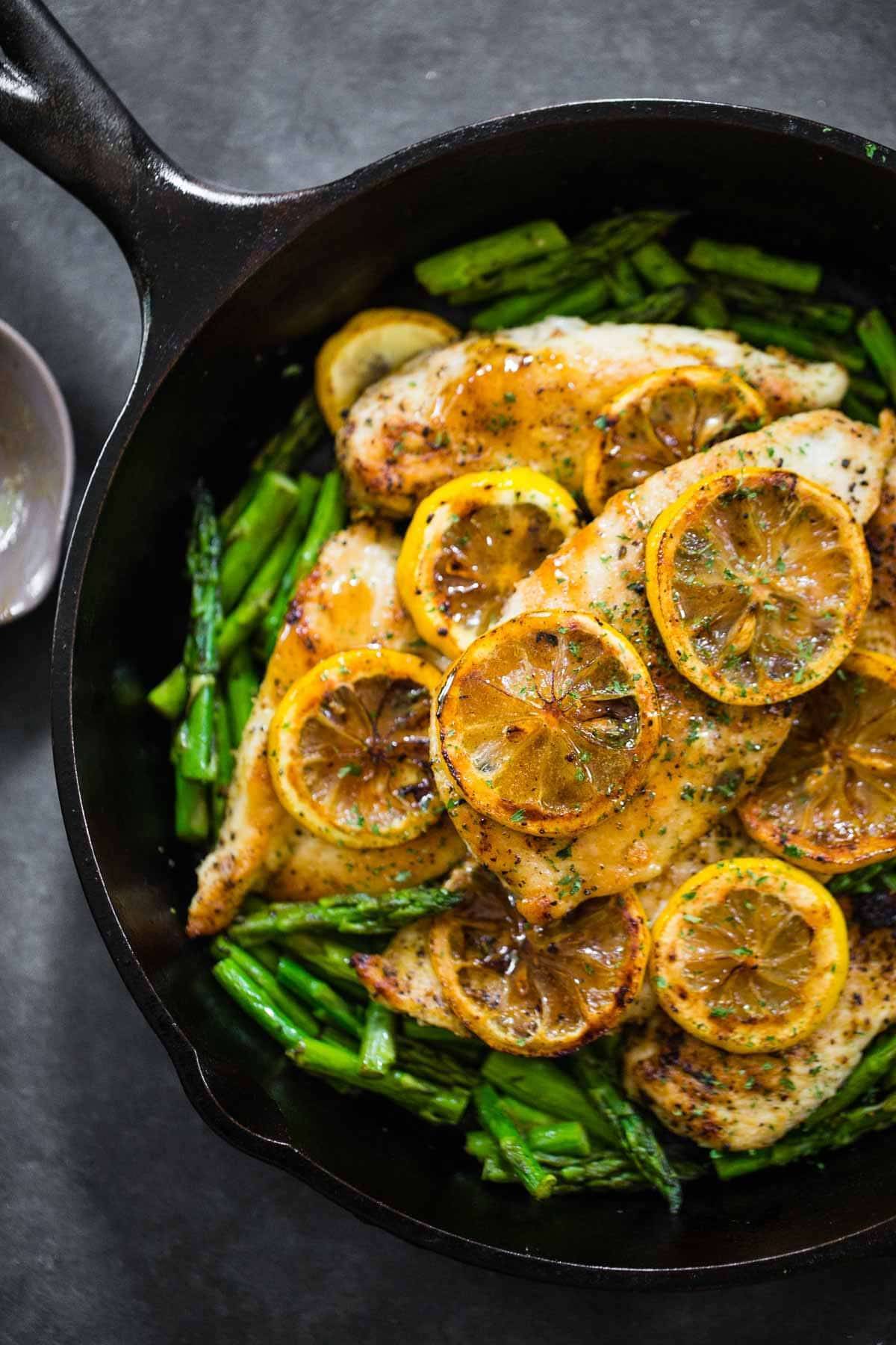 5 Ingredient Lemon Chicken with Asparagus - a bright, fresh, healthy recipe that's ready in 20 minutes! 300 calories. | pinchofyum.com