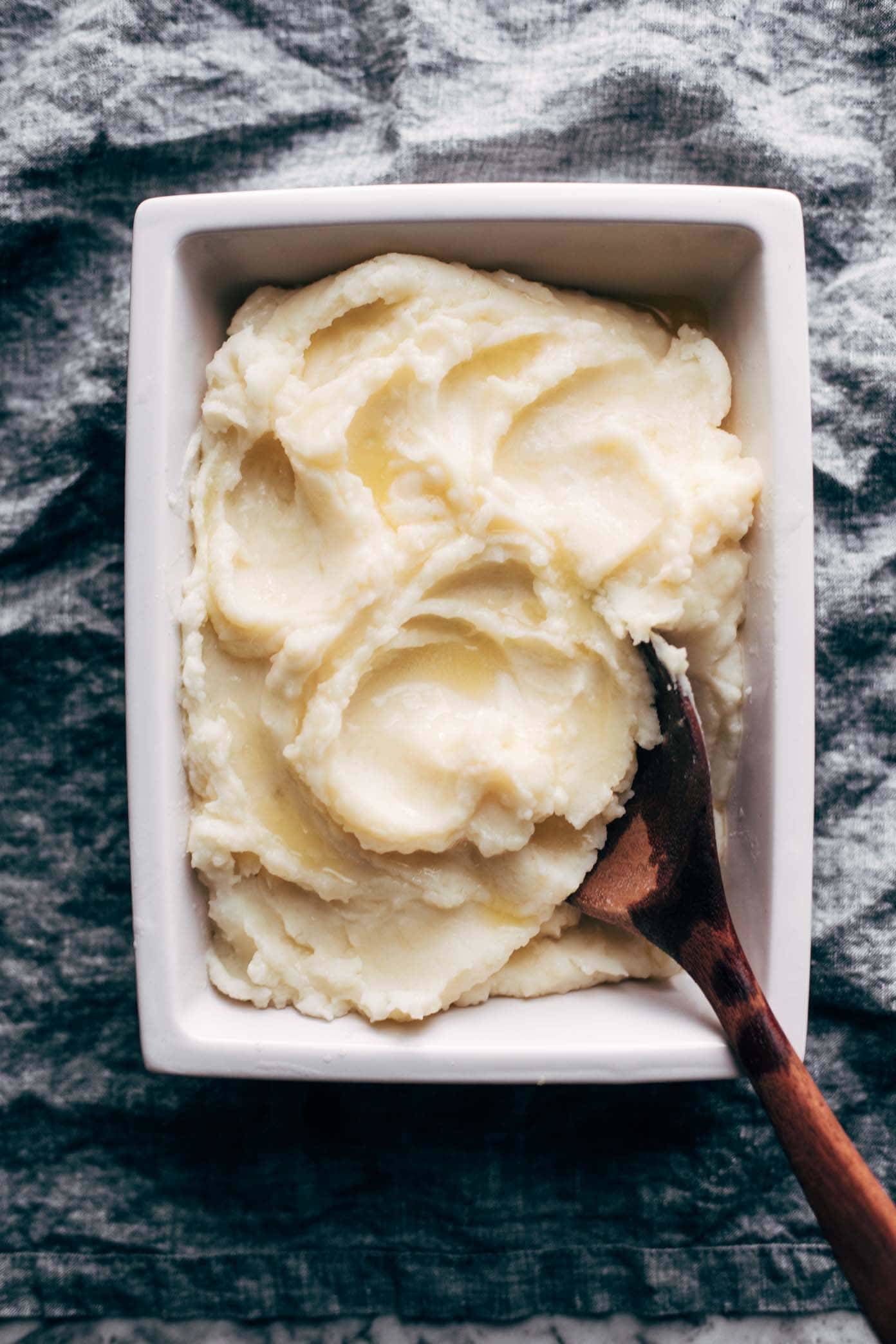 Mashed Potatoes made in the Instant Pot! they are so creamy, so fluffy, and SO GOOD. from start to finish in 30 minutes, all in one pot!